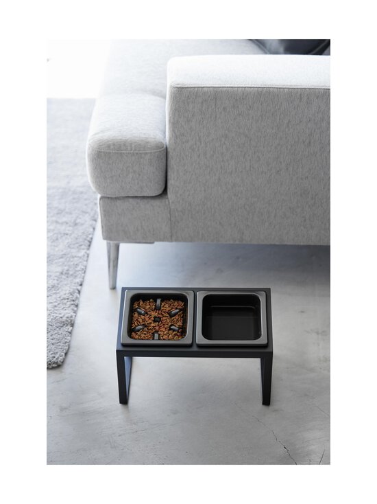 Yamazaki - Tower Angled Slow Feeder paaugstinātas mājdzīvnieku barības bļodas statīvā - BLACK | Stockmann - photo 2