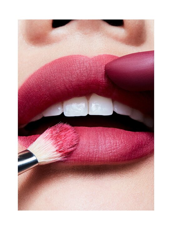 MAC - Powder Kiss Lipstick -huulipuna - BURNING LOVE - photo 3 MAC - Powder Kiss Lipstick -huulipuna - BURNING LOVE | Stockmann - photo 3