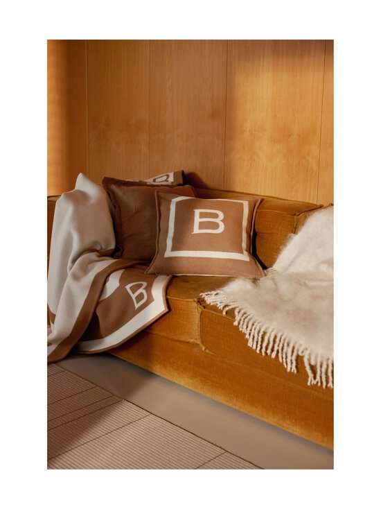 Balmuir - B-logo- villa-kashmirpeitto, 130 x 180 cm - 813 CAMEL/IVORY - photo 2 Balmuir - B-logo- villa-kashmirpeitto, 130 x 180 cm - 813 CAMEL/IVORY | Stockmann - photo 2