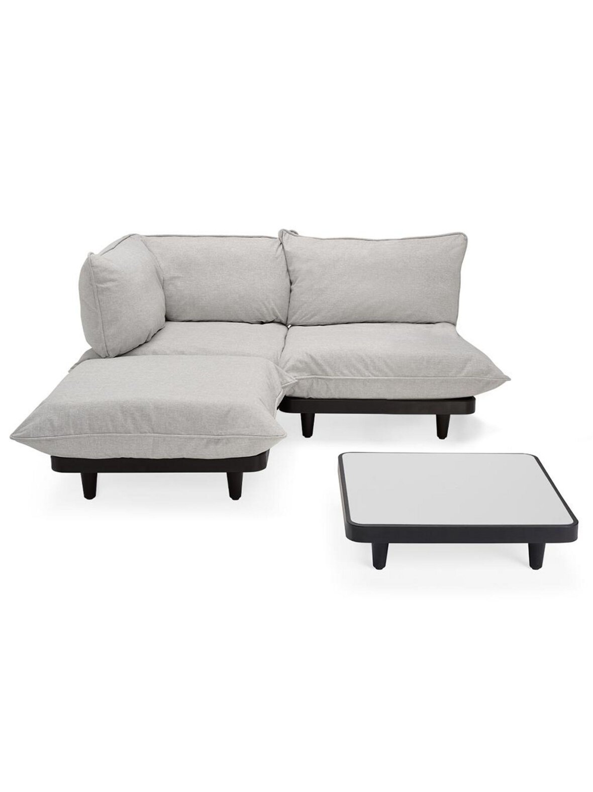 Paletti-ulkosohvasetti pöydällä