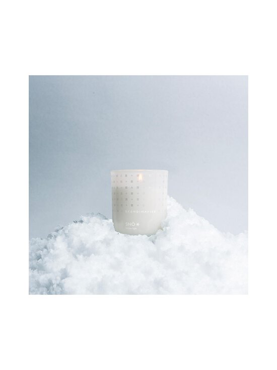 Skandinavisk - SNÖ Winter Light 50h -tuoksukynttilä 200 g - WHITE - photo 4 Skandinavisk - SNÖ Winter Light 50h -tuoksukynttilä 200 g - WHITE | Stockmann - photo 4