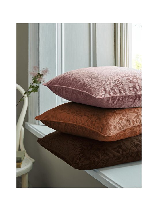 William Morris At Home - Cushion Strawberry Thief Embossed -sisustustyyny 50 x 50 cm - 22 EMBOSSED CHOCOLATE - photo 2 William Morris At Home - Cushion Strawberry Thief Embossed -sisustustyyny 50 x 50 cm - 22 EMBOSSED CHOCOLATE | Stockmann - photo 2