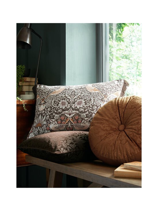William Morris At Home - Cushion Strawberry Thief Embossed -sisustustyyny 50 x 50 cm - 22 EMBOSSED CHOCOLATE - photo 3 William Morris At Home - Cushion Strawberry Thief Embossed -sisustustyyny 50 x 50 cm - 22 EMBOSSED CHOCOLATE | Stockmann - photo 3