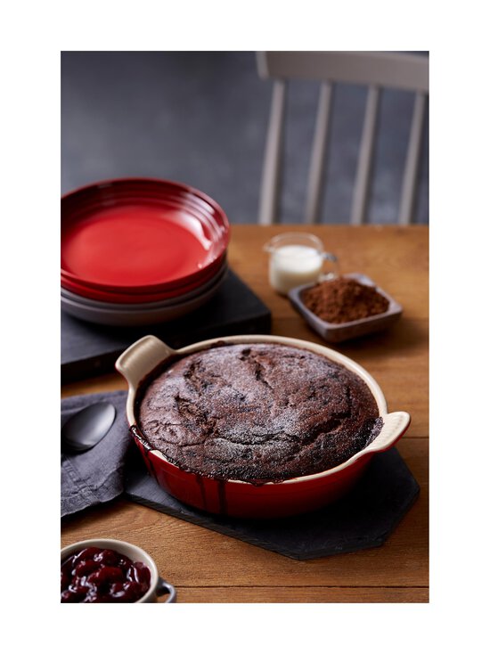 Le Creuset - Ümmargune ahjuvorm Round Baking Dish Cerise 24 cm - CERISE | Stockmann - photo 5