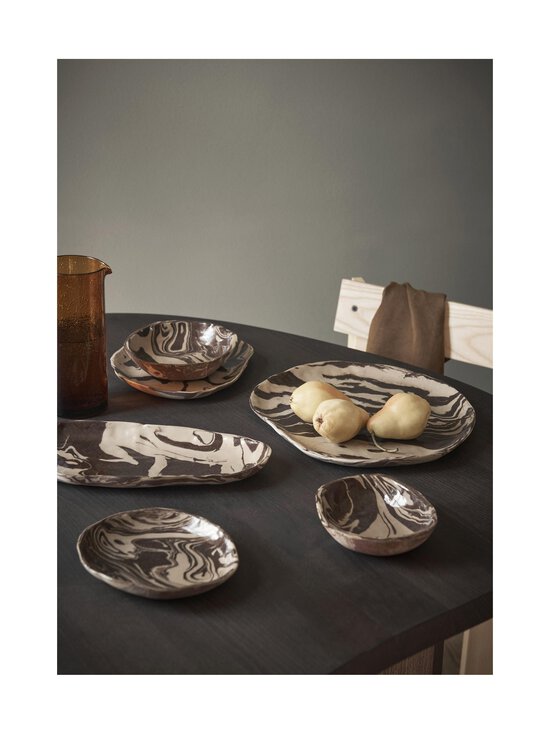 Ferm Living - Ryu pasniegšanas šķīvis 34 cm - SAND/BROWN - photo 3 Ferm Living - Ryu pasniegšanas šķīvis 34 cm - SAND/BROWN | Stockmann - photo 3
