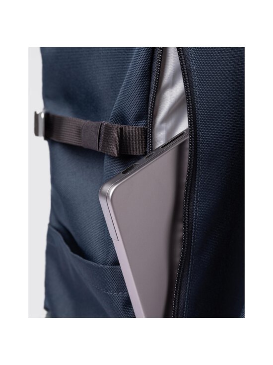 Sandqvist - Icon Rolltop L -reppu - NAVY WITH BLACK LEATHER - photo 4 Sandqvist - Icon Rolltop L -reppu - NAVY WITH BLACK LEATHER | Stockmann - photo 4