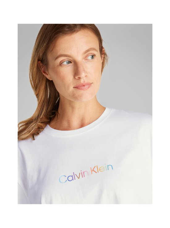 Calvin Klein Underwear - Boxy Crop Pride t-krekls - 100 CLASSIC WHITE - photo 5 Calvin Klein Underwear - Boxy Crop Pride t-krekls - 100 CLASSIC WHITE | Stockmann - photo 5