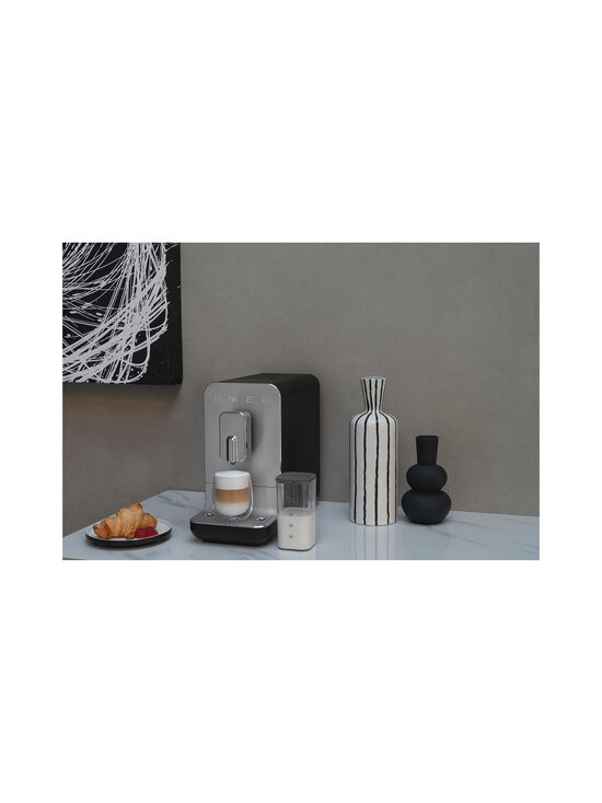 Smeg - BCC13BLMEU- täysautomaattinen kahvikone ja maidonvaahdotin - BLACK - photo 9 Smeg - BCC13BLMEU- täysautomaattinen kahvikone ja maidonvaahdotin - BLACK | Stockmann - photo 9