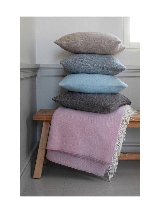 Lapuan Kankurit - Villane padjakate Arvo 45 x 45 cm - 8 MELANGE GREY - photo 4 Lapuan Kankurit - Villane padjakate Arvo 45 x 45 cm - 8 MELANGE GREY | Stockmann - photo 4