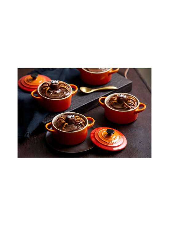 Le Creuset - Classic Mini Round Cocotte -pata 10 cm - 090 VOLCANIC - photo 6 Le Creuset - Classic Mini Round Cocotte -pata 10 cm - 090 VOLCANIC | Stockmann - photo 6