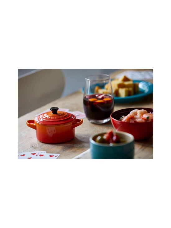 Le Creuset - Classic Mini Round Cocotte -pata 10 cm - 090 VOLCANIC - photo 9 Le Creuset - Classic Mini Round Cocotte -pata 10 cm - 090 VOLCANIC | Stockmann - photo 9