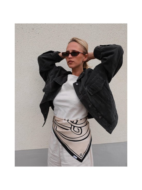 lescarf - Monogram Large Scarf - SAND & BLACK - photo 4 lescarf - Monogram Large Scarf - SAND & BLACK | Stockmann - photo 4