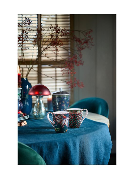 PIP Studio - Berry Blues XL porcelāna krūzes 2 gab. - BLUE - photo 9 PIP Studio - Berry Blues XL porcelāna krūzes 2 gab. - BLUE | Stockmann - photo 9
