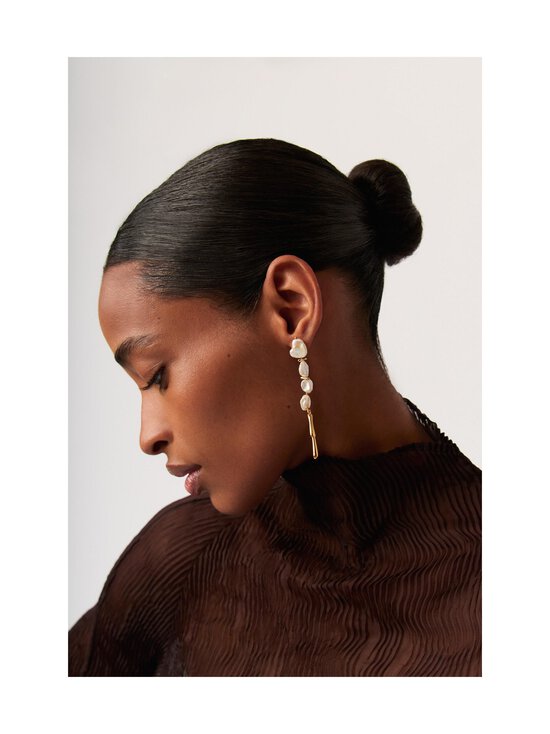 MISSOMA - Keshi Pearl Sculptural Drop -korvakorut - GOLD - photo 4 MISSOMA - Keshi Pearl Sculptural Drop -korvakorut - GOLD | Stockmann - photo 4