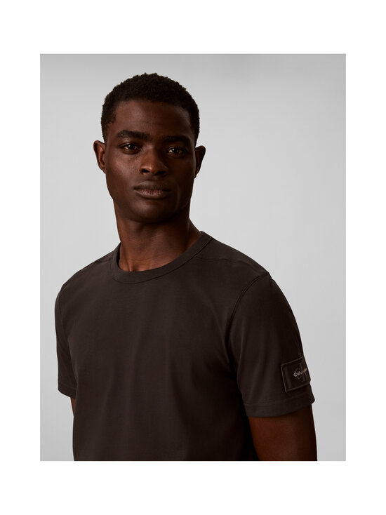 Calvin Klein Jeans - T-särk Sueded Jersey Badge - 8MN PIRATE BLACK | Stockmann - photo 4