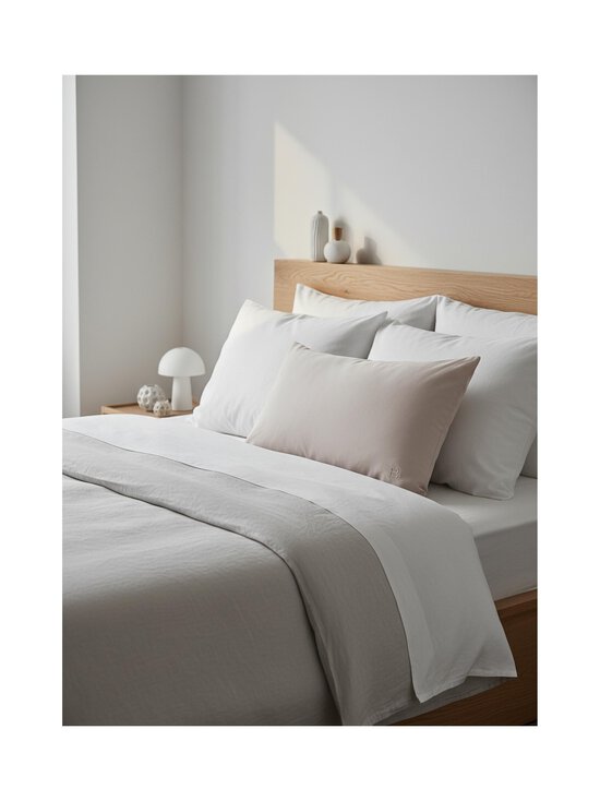 Balmuir - Castelle-satiinityynyliina 60 x 80 cm - 834 DARK TAUPE | Stockmann - photo 2