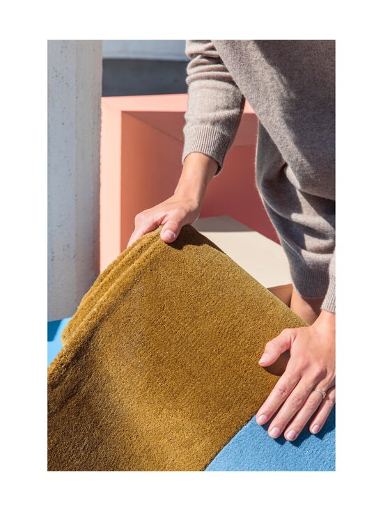 FINARTE - Ruukku-villamatto 160 x 230 cm - GOLD-BLUE - photo 3 FINARTE - Ruukku-villamatto 160 x 230 cm - GOLD-BLUE | Stockmann - photo 3