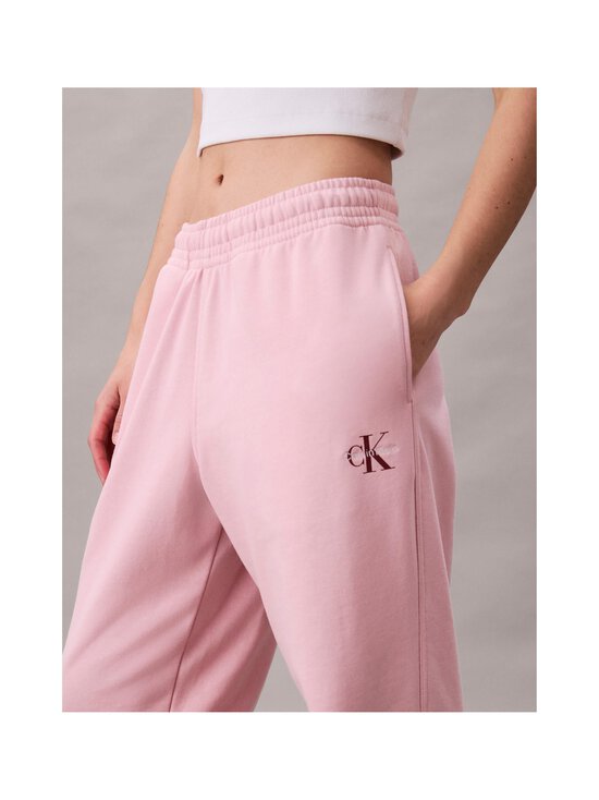Calvin Klein Jeans - Monologo French Terry treniņbikses - TE0 PINK NECTAR - photo 6 Calvin Klein Jeans - Monologo French Terry treniņbikses - TE0 PINK NECTAR | Stockmann - photo 6