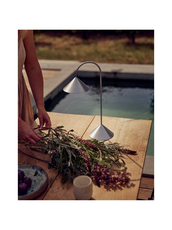 Frandsen - Grasp Portable -valaisin 47 cm - BRUSHED STAINLESS STEEL - photo 3 Frandsen - Grasp Portable -valaisin 47 cm - BRUSHED STAINLESS STEEL | Stockmann - photo 3
