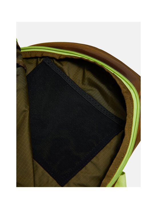 Peak Performance - Outdoor Crossbody -laukku 8 l - 030 EARTHY SUMMIT - photo 5 Peak Performance - Outdoor Crossbody -laukku 8 l - 030 EARTHY SUMMIT | Stockmann - photo 5
