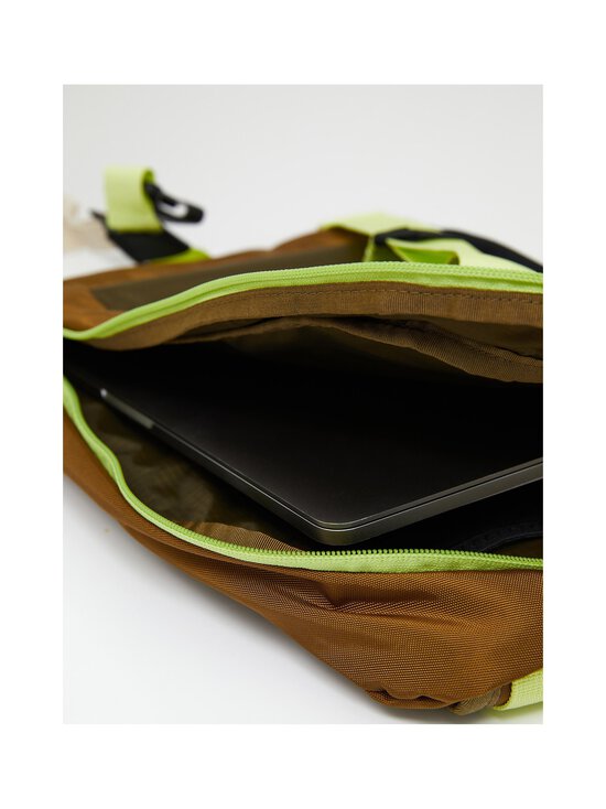 Peak Performance - Outdoor Crossbody -laukku 8 l - 030 EARTHY SUMMIT - photo 7 Peak Performance - Outdoor Crossbody -laukku 8 l - 030 EARTHY SUMMIT | Stockmann - photo 7