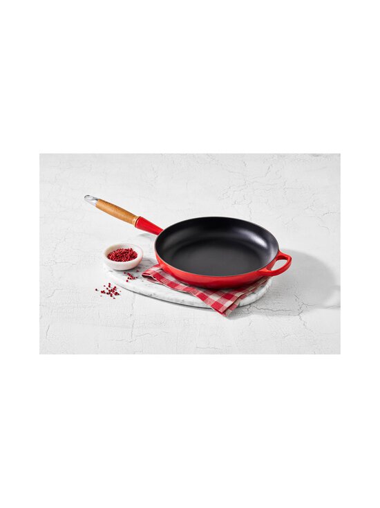 Le Creuset - Le Creuset Signature Frying Pan with wooden handle ø 28 cm - CERISE - photo 5 Le Creuset - Le Creuset Signature Frying Pan with wooden handle ø 28 cm - CERISE | Stockmann - photo 5