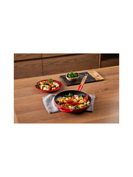 Le Creuset - Le Creuset Signature Frying Pan with wooden handle ø 28 cm - CERISE - photo 6 Le Creuset - Le Creuset Signature Frying Pan with wooden handle ø 28 cm - CERISE | Stockmann - photo 6