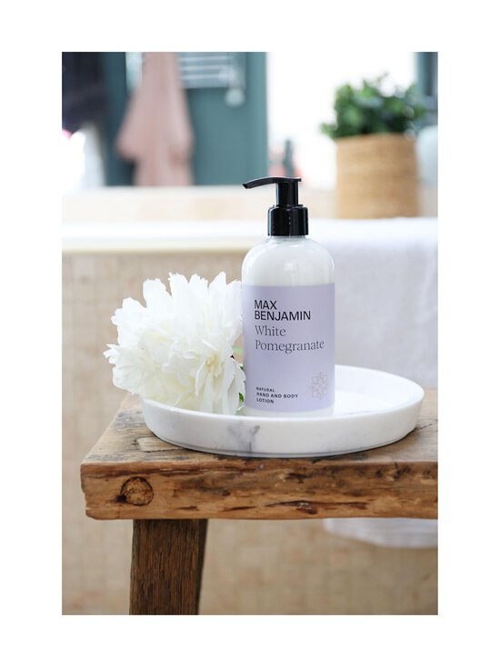 Max Benjamin - White Pomegranate Hand & Body Gift Set -ihonhoitopakkaus 2 x 300 ml - LIGHT LILAC - photo 4 Max Benjamin - White Pomegranate Hand & Body Gift Set -ihonhoitopakkaus 2 x 300 ml - LIGHT LILAC | Stockmann - photo 4