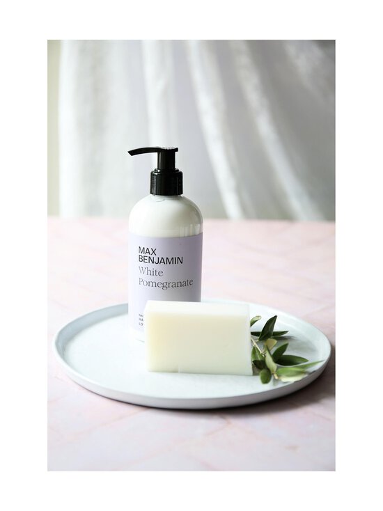 Max Benjamin - White Pomegranate Hand & Body Gift Set -ihonhoitopakkaus 2 x 300 ml - LIGHT LILAC - photo 6 Max Benjamin - White Pomegranate Hand & Body Gift Set -ihonhoitopakkaus 2 x 300 ml - LIGHT LILAC | Stockmann - photo 6