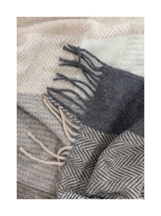 Casa Stockmann - Pleed Nimes, 130 x 180 cm - GREY/SAND/SOFT WHITE - photo 4 Casa Stockmann - Pleed Nimes, 130 x 180 cm - GREY/SAND/SOFT WHITE | Stockmann - photo 4
