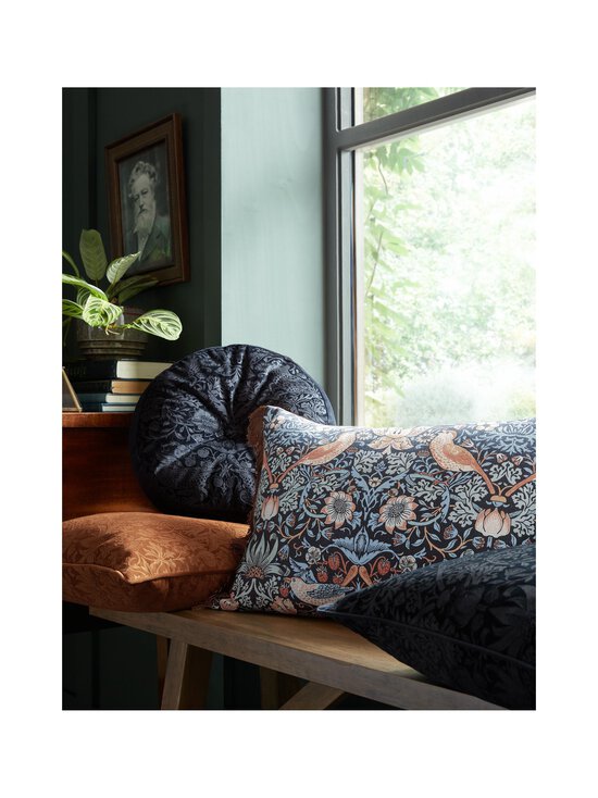 William Morris At Home - Dekoratiivpadi Cushion Strawberry Thief Embossed 50 x 50 cm - 76 EMPOSSED SAFFRON - photo 3 William Morris At Home - Dekoratiivpadi Cushion Strawberry Thief Embossed 50 x 50 cm - 76 EMPOSSED SAFFRON | Stockmann - photo 3