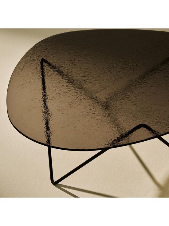 Gubi - Pedrera-sohvapöytä 106 x 86 cm musta / bronze strukturoitu lasi - BROWN | Stockmann - photo 5