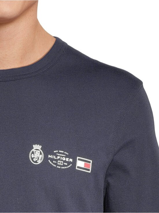 Tommy Hilfiger - Small Crest Outline T-krekls - DW5 DESERT SKY - photo 4 Tommy Hilfiger - Small Crest Outline T-krekls - DW5 DESERT SKY | Stockmann - photo 4
