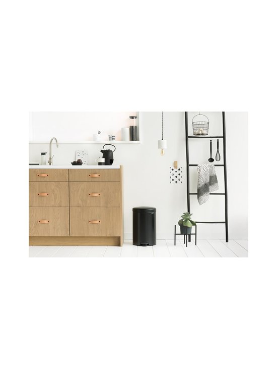 Brabantia - NewIcon-poljinroskakori 20 l - MATT BLACK (MUSTA) - photo 4 Brabantia - NewIcon-poljinroskakori 20 l - MATT BLACK (MUSTA) | Stockmann - photo 4