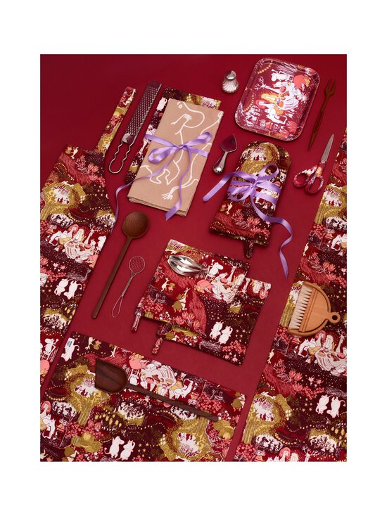 Moomin Arabia - Juhlan Aika galda celiņš 40 x 140 cm - RED - photo 2 Moomin Arabia - Juhlan Aika galda celiņš 40 x 140 cm - RED | Stockmann - photo 2