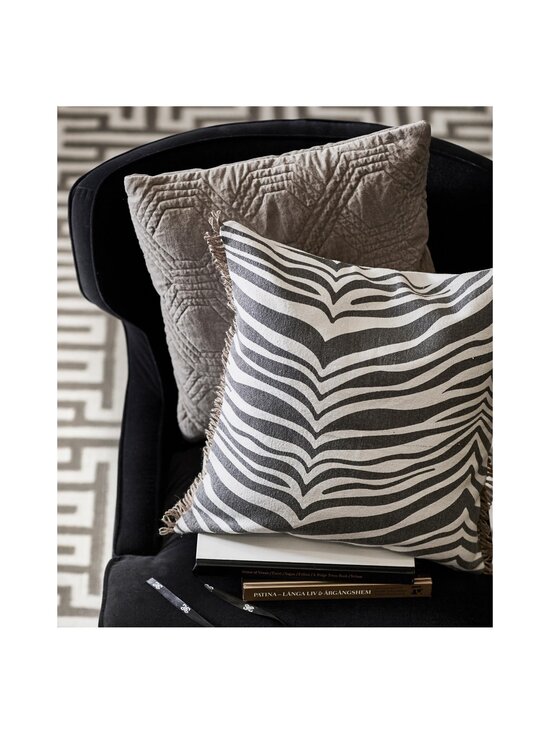 Classic Collection - Zebra dekoratiivpadi 50 x 50 cm - TITANIUM - photo 3 Classic Collection - Zebra dekoratiivpadi 50 x 50 cm - TITANIUM | Stockmann - photo 3