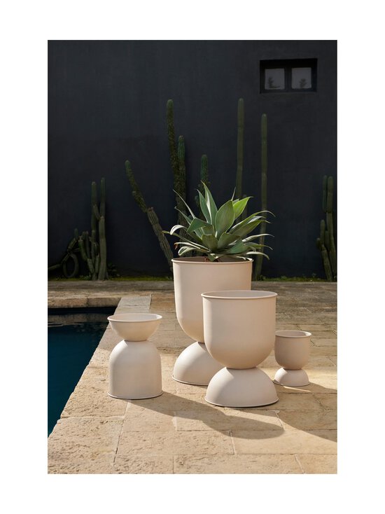 Ferm Living - Hourglass Pot Small -ruukku 42.5 cm - CASHMERE - photo 4 Ferm Living - Hourglass Pot Small -ruukku 42.5 cm - CASHMERE | Stockmann - photo 4