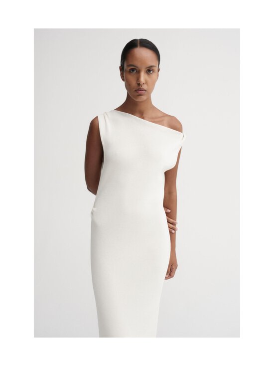 Almada Label  – Amani-mekko