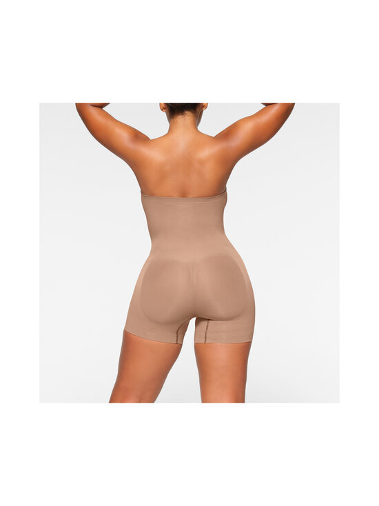 SKIMS - Seamless Sculpt Strapless Shortie - olkaimeton body - SIENNA | Stockmann - photo 4