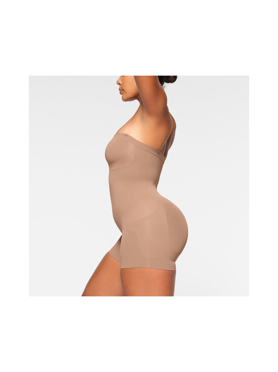 SKIMS - Seamless Sculpt Strapless Shortie - olkaimeton body - SIENNA | Stockmann - photo 5