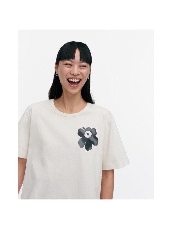 Marimekko - Vihne Unikko Kioski t-krekls - 119 OFF WHITE, BLACK, GREY - photo 2 Marimekko - Vihne Unikko Kioski t-krekls - 119 OFF WHITE, BLACK, GREY | Stockmann - photo 2