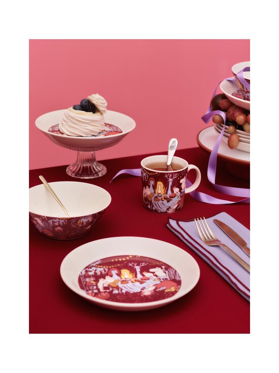 Moomin Arabia - Juhlan Aika -lautanen 19 cm - RED - photo 3 Moomin Arabia - Juhlan Aika -lautanen 19 cm - RED | Stockmann - photo 3
