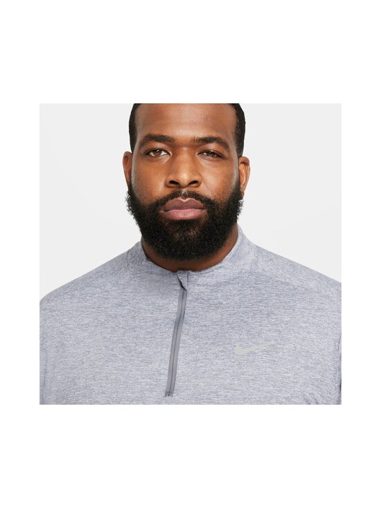 Nike - Dri-FIT 1/2-zip -treenipaita - 084 SMOKE GREY/GREY FOG/REFLECTIVE SILV - photo 5 Nike - Dri-FIT 1/2-zip -treenipaita - 084 SMOKE GREY/GREY FOG/REFLECTIVE SILV | Stockmann - photo 5