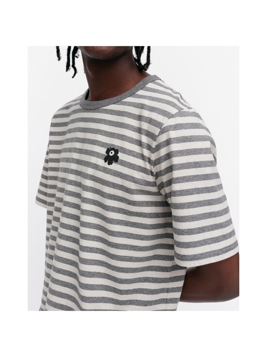 Marimekko - Tasaraita Unisex Unikko Kioski T-krekls - 894 GREY MELANGE, OFF WHITE - photo 4 Marimekko - Tasaraita Unisex Unikko Kioski T-krekls - 894 GREY MELANGE, OFF WHITE | Stockmann - photo 4