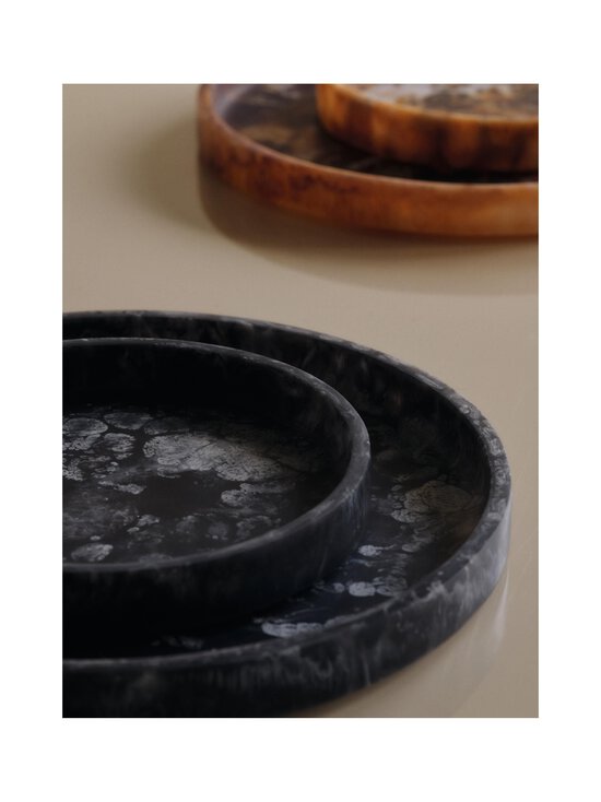 Ferm Living - Mist-koristetarjotin Ø20 cm - CHARCOAL - photo 2 Ferm Living - Mist-koristetarjotin Ø20 cm - CHARCOAL | Stockmann - photo 2