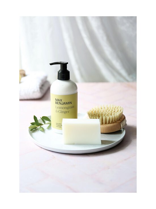 Max Benjamin - Lemongrass & Ginger Hand & Body Gift Set -ihonhoitopakkaus, 2 x 300 ml - LIGHT YELLOW | Stockmann - photo 5