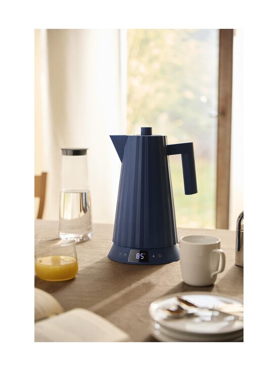 Alessi - Plisse-vedenkeitin 1,7 l - DAZ BLUE - photo 6 Alessi - Plisse-vedenkeitin 1,7 l - DAZ BLUE | Stockmann - photo 6