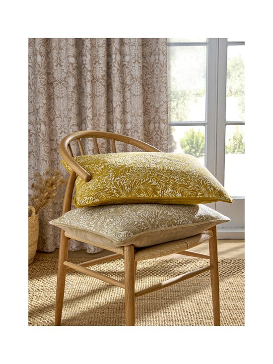 William Morris At Home - Larkspur-sisustustyyny 40 x 60 cm - 98 TUMERIC - photo 3 William Morris At Home - Larkspur-sisustustyyny 40 x 60 cm - 98 TUMERIC | Stockmann - photo 3