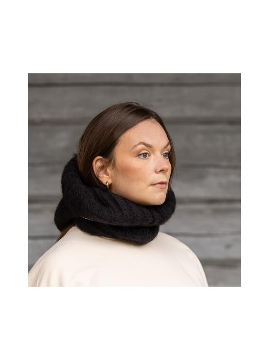 Myssyfarmi - Kiilto Hohto adīta vilnas kapuce - KIILTO BLACK - photo 2 Myssyfarmi - Kiilto Hohto adīta vilnas kapuce - KIILTO BLACK | Stockmann - photo 2