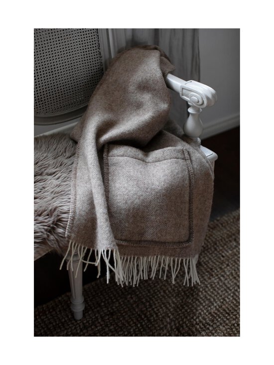 Lapuan Kankurit - Arvo vilnas pleds ar kabatu 60 x 180 cm - 1 WHITE-NATURE'S BEIGE - photo 2 Lapuan Kankurit - Arvo vilnas pleds ar kabatu 60 x 180 cm - 1 WHITE-NATURE'S BEIGE | Stockmann - photo 2